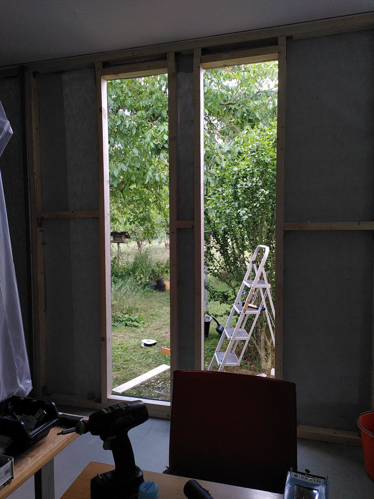 Holzständerwerk mit zwei Fensteröffnungen anstelle der ausgebauten Glaswand