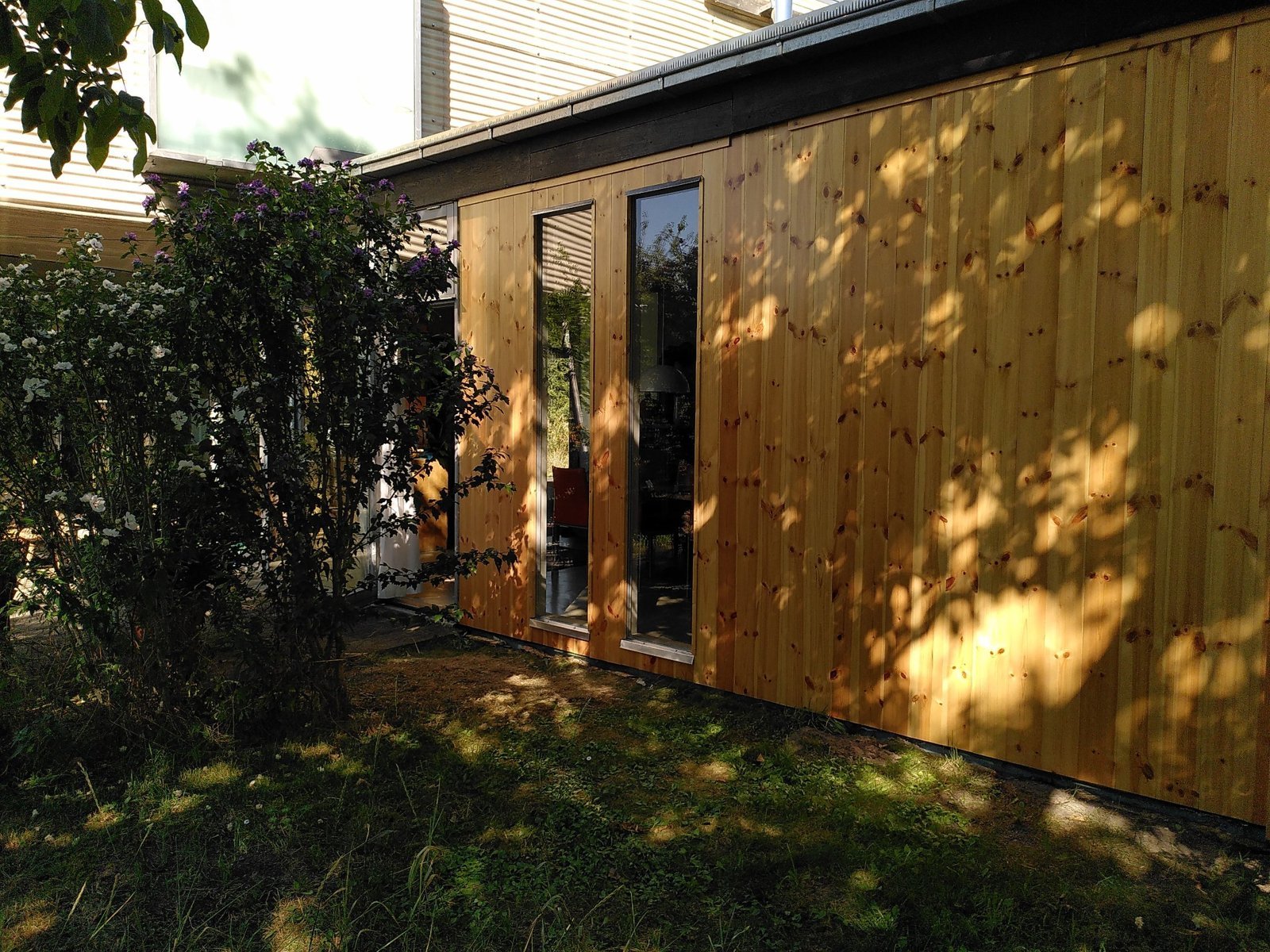 Fertige Holzfassade mit zwei schmalen Fenstern von außen