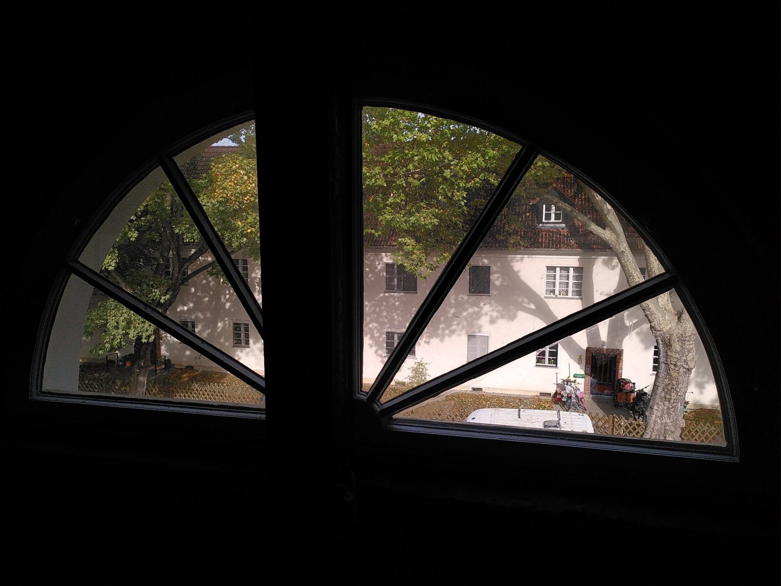 Halbrundfenster von innen mit neu zugeschnittenem Kreissegment im rechten Feld