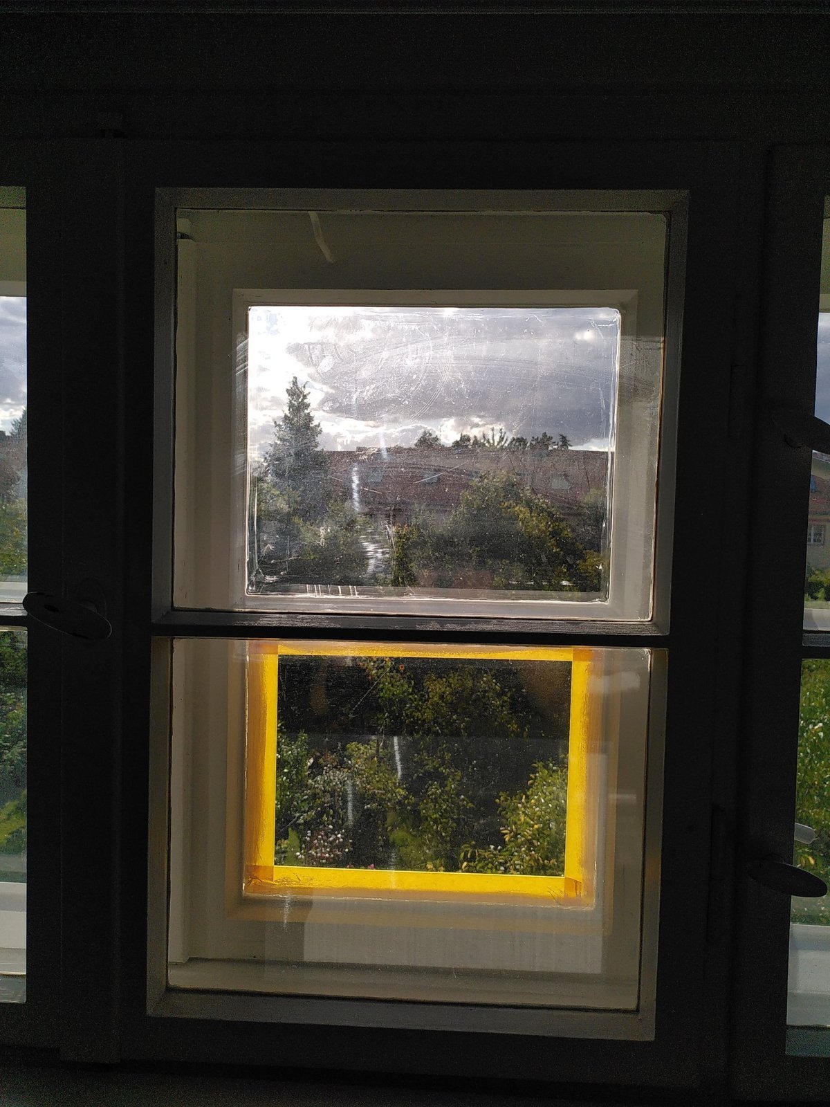 Kastenfenster mit neu eingesetzter Scheibe, Kittfalz noch abgeklebt