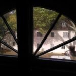 Halbrundfenster mit neu verglastem Kreissegment