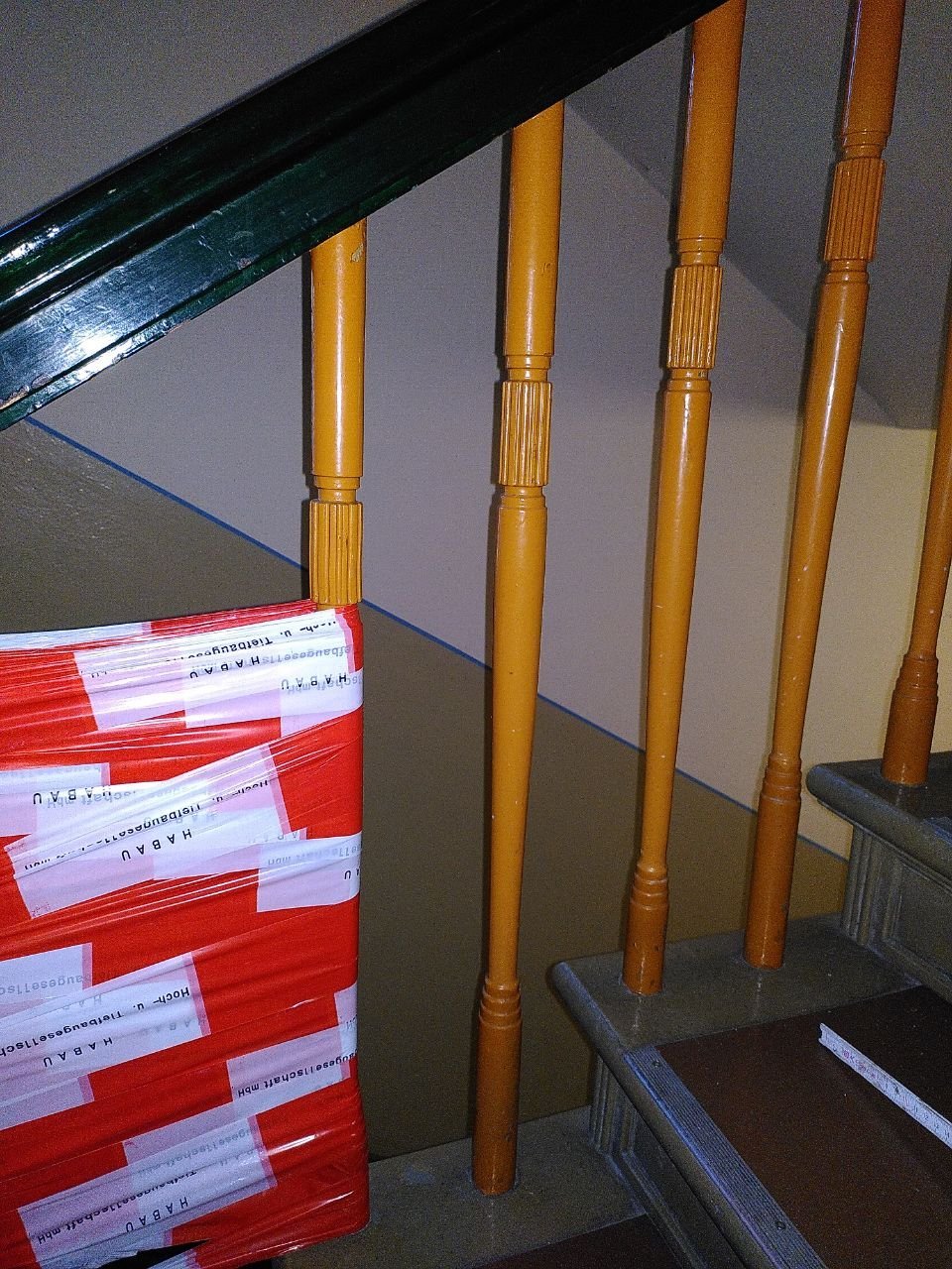 Holzgeländer im Altbau-Treppenhaus mit Lücke einer fehlenden Docke