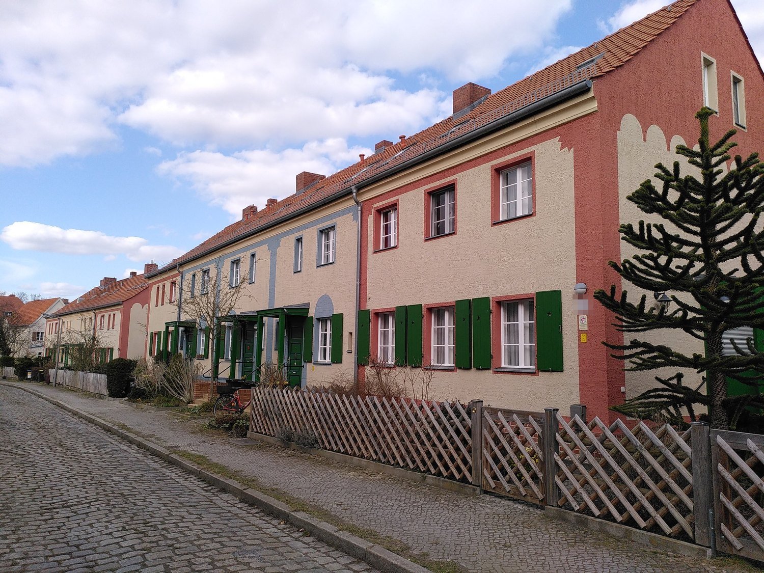 Häuserzeile mit grün gestrichenen Fensterläden in Berlin-Zehlendorf