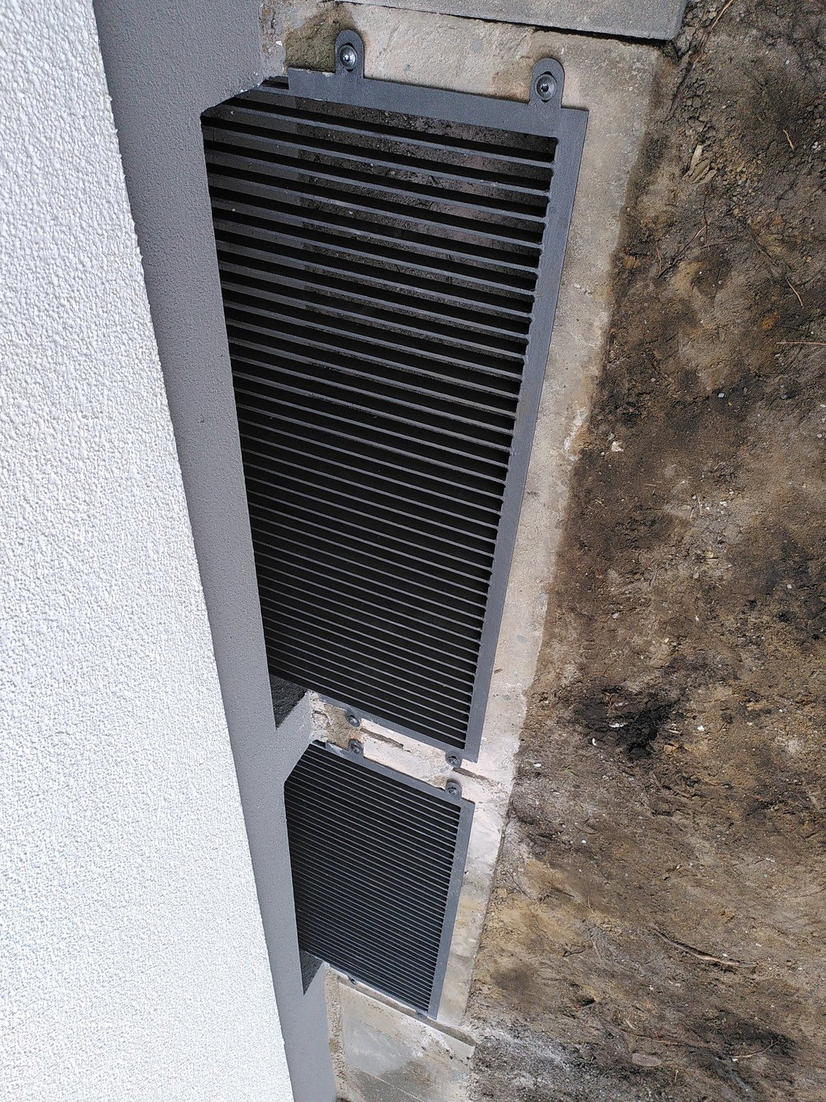 Ljusschaktsgaller med påsvetsade fästöron, skruvat i sockeln