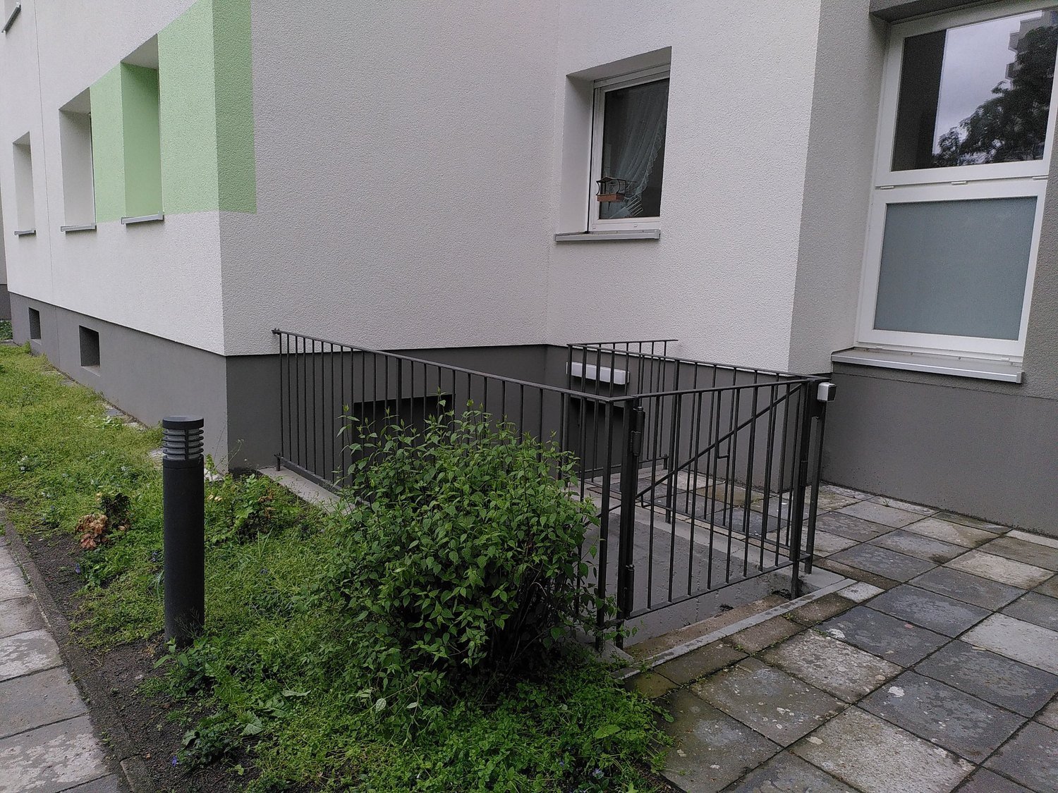 Anpassat räcke med grind vid nedgången till ett flerbostadshus i Berlin-Rudow