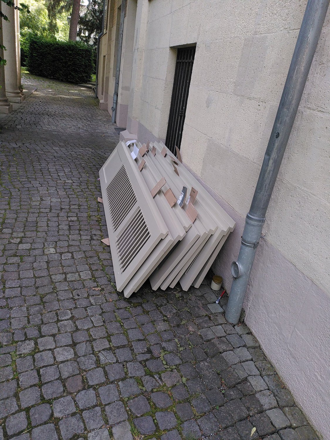 Restaurerade och ommålade fönsterluckor i originalkulör
