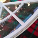Bogenfenster vom Dachboden mit eingefräster Nut und Silikon-Schlauchdichtung